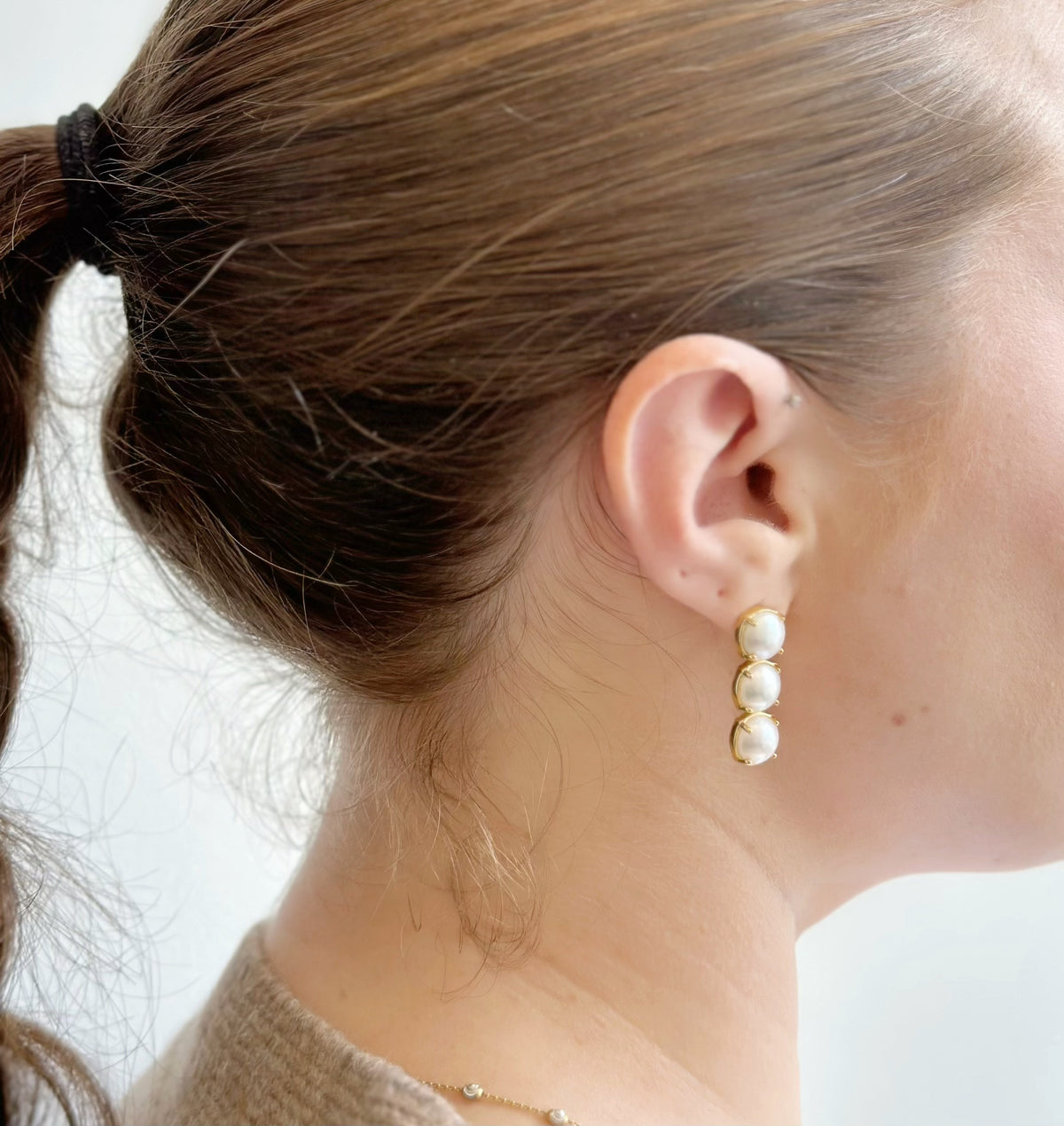 Amare-wear-freshwater-pearl-earrings-white